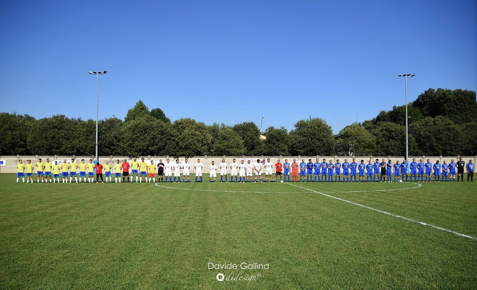 Le squadre schierate prima dell’incontro