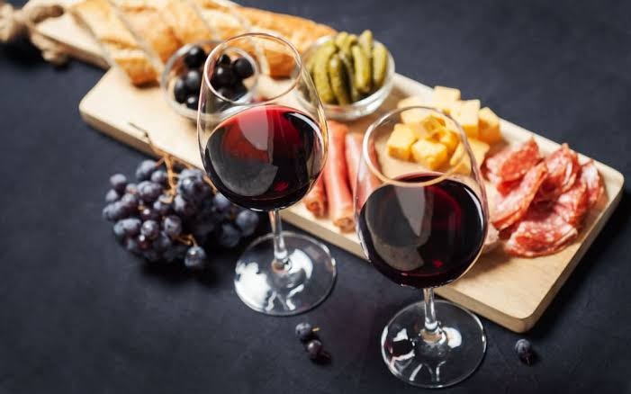 Aperitivo con vini rossi e prodotti di Langa
